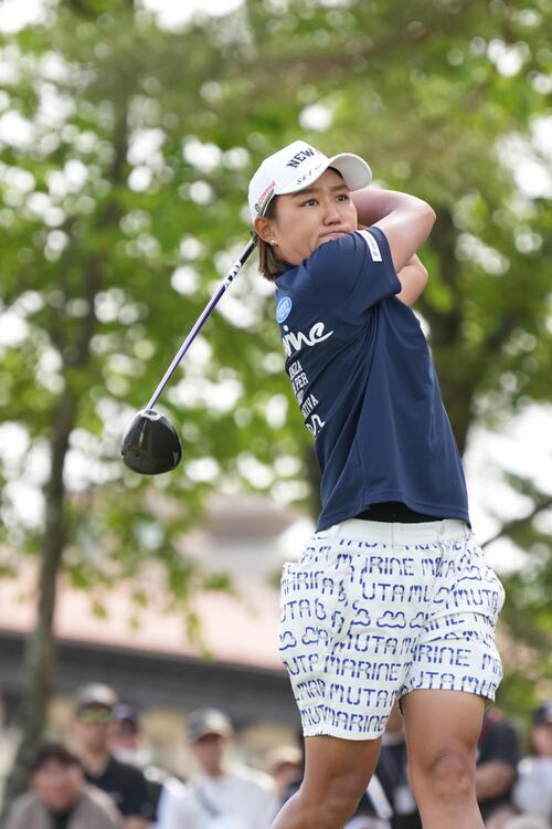1番、ティーショットを放つ野沢真央