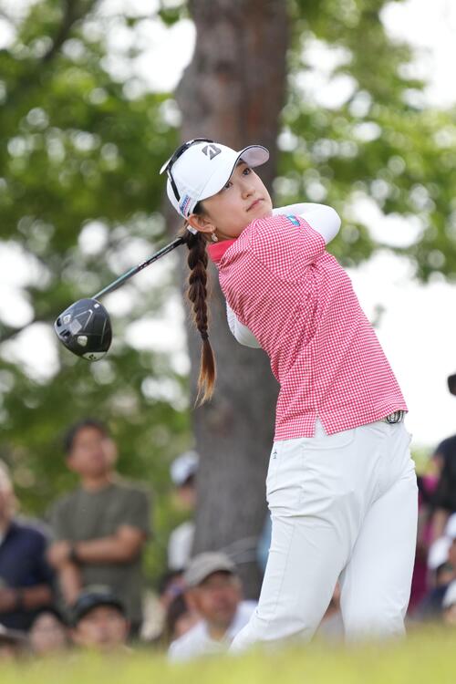 1番、ティーショットを放つ加藤麗奈