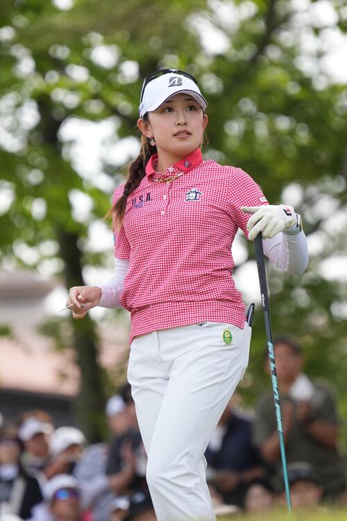 1番、ティーショットの打球を見つめる加藤麗奈
