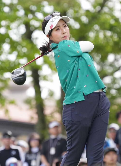 1番、ティーショットを放つ青木瀬令奈(撮影・小沢裕)