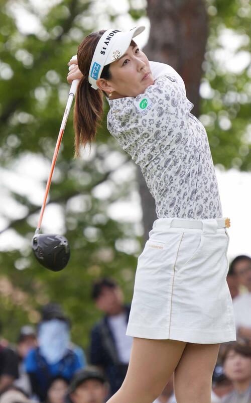 1番、ティーショットを放つ福田真未(撮影・小沢裕)