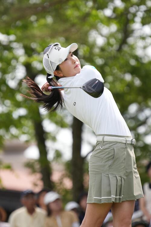 1番、ティーショットを放つ福田萌維