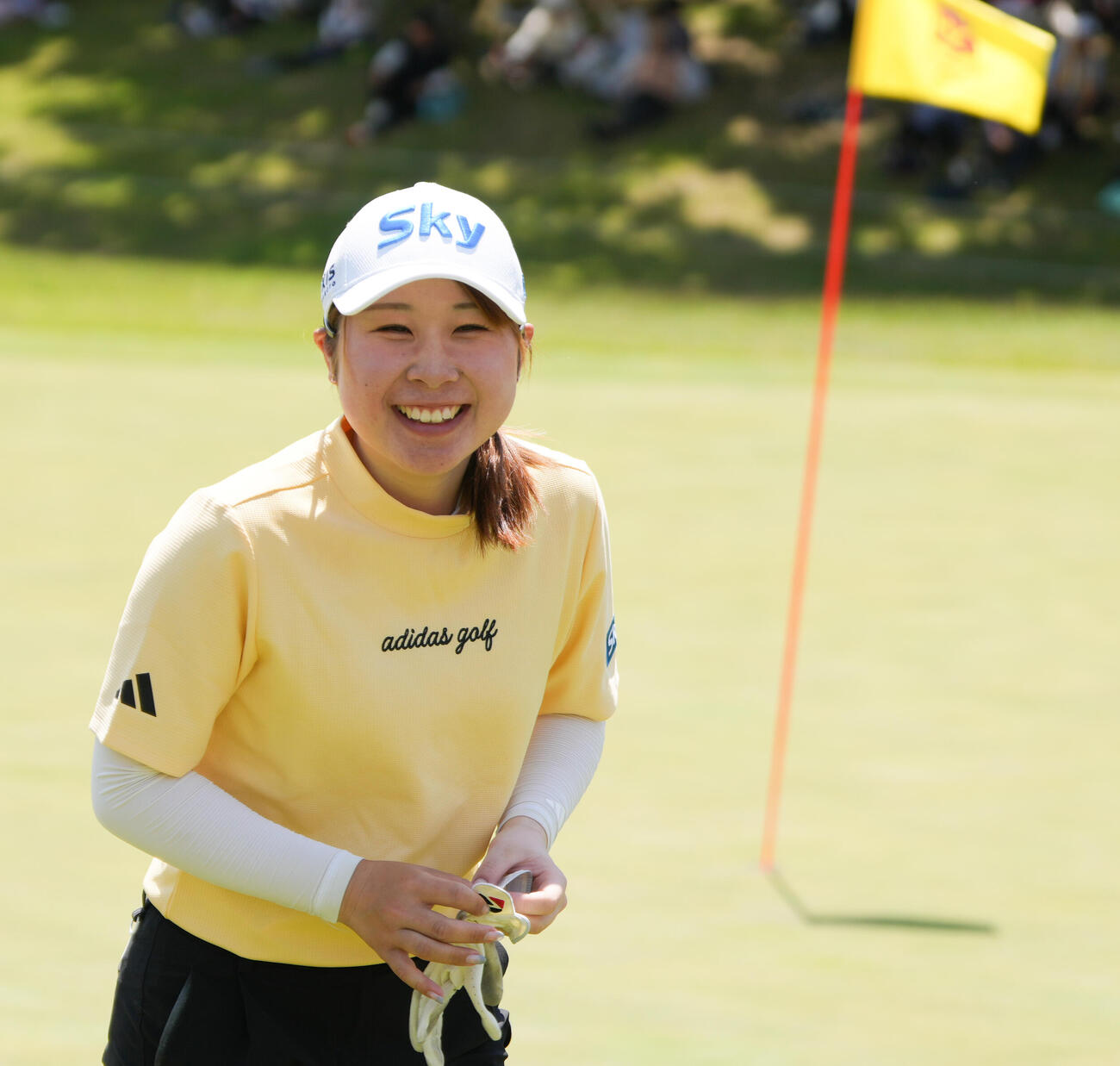 リゾートトラストレディース最終日　8アンダーの首位タイでホールアウトする荒木優奈（撮影・小沢裕）