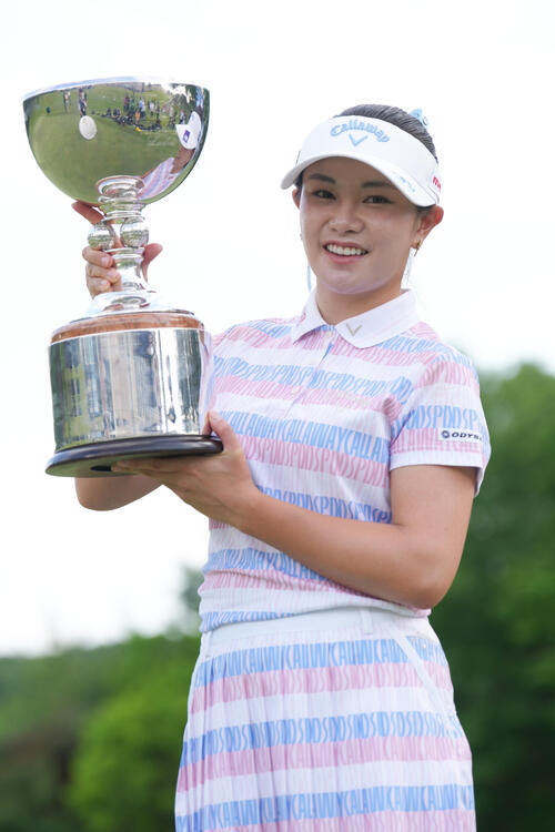 リゾートトラストレディース最終日 優勝カップを掲げる河本結(撮影・小沢裕)