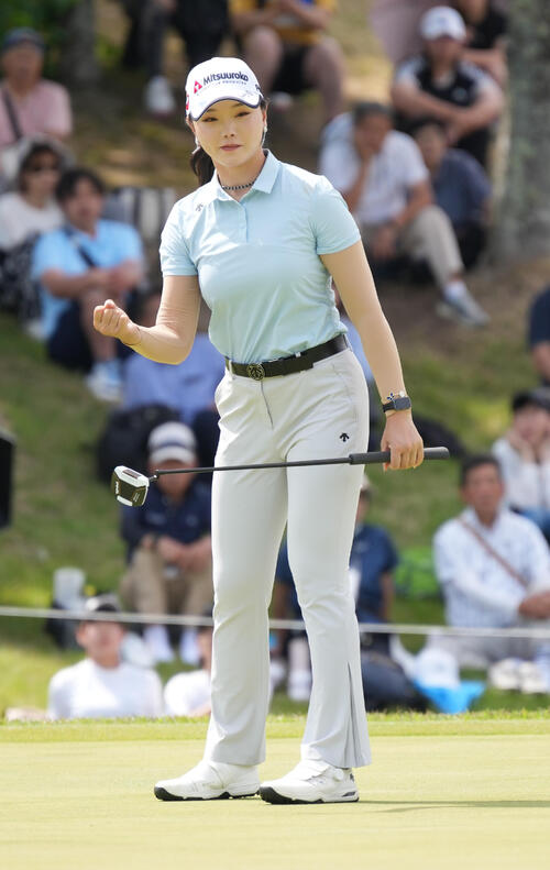 リゾートトラストレディース最終日 9アンダーの首位タイとなるバーディーを奪いガッツポーズするセキ・ユウティン(撮影・小沢裕)