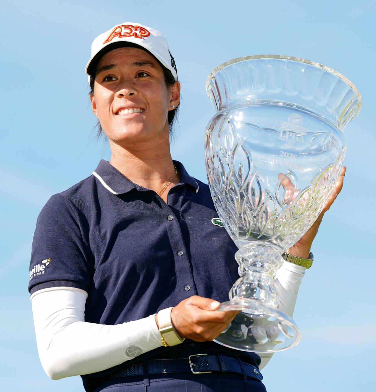 通算9アンダーで優勝し、トロフィーを掲げるセリーヌ・ブティエ（共同）