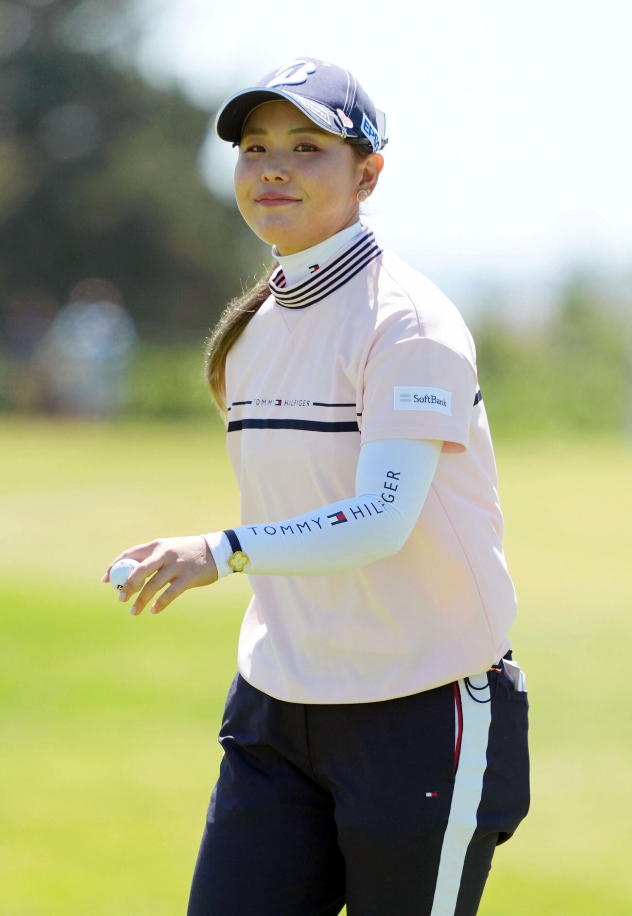 最終ラウンド、3番でバーディーパットを決め、拍手に応える吉田優利。通算4アンダーで9位（共同）