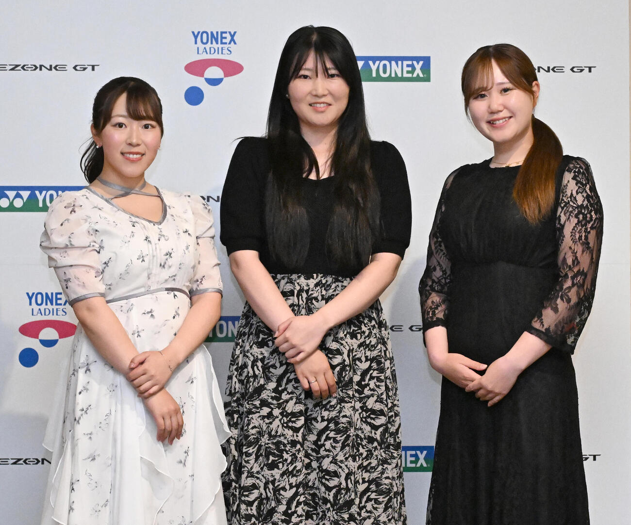 ヨネックスレディス前夜祭にドレスアップして出席した、左から池羽陽向、石井理緒、倉林紅（撮影・千葉一成）