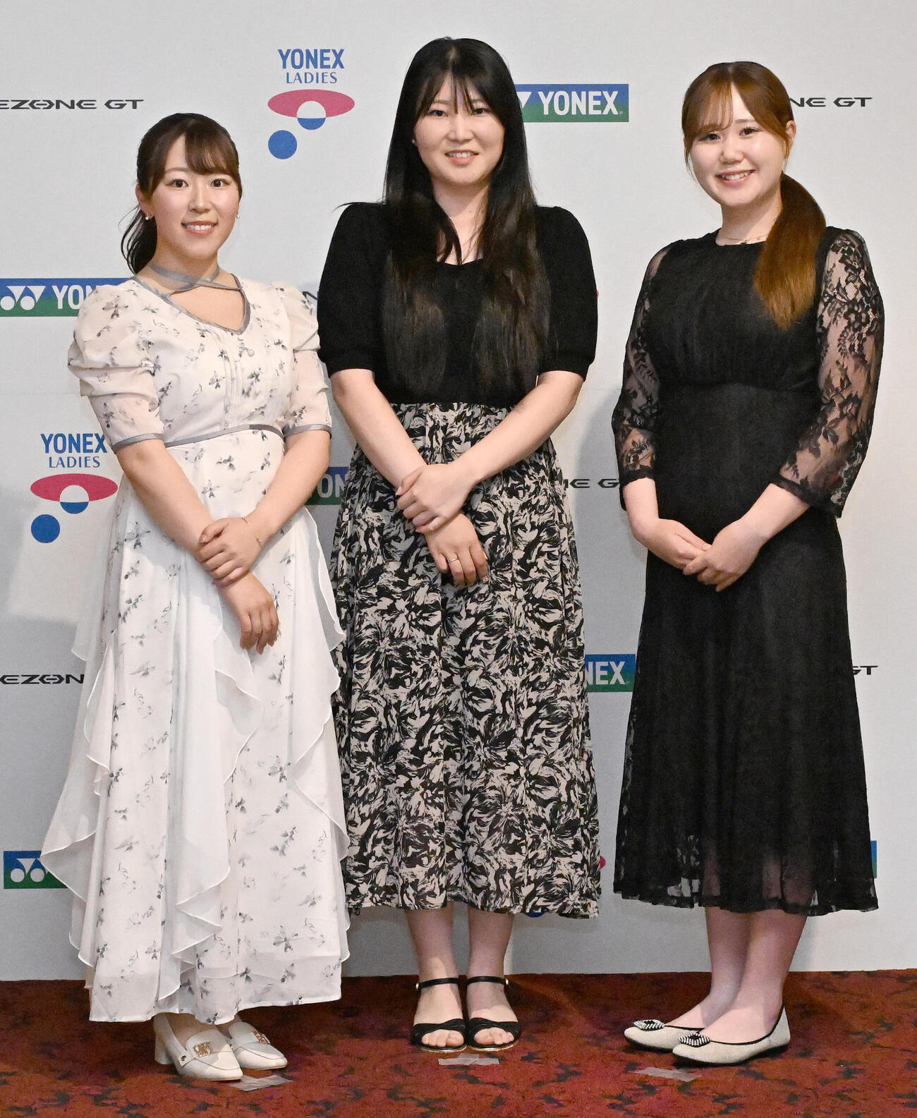 ヨネックスレディス前夜祭にドレスアップして出席した、左から池羽陽向、石井理緒、倉林紅（撮影・千葉一成）