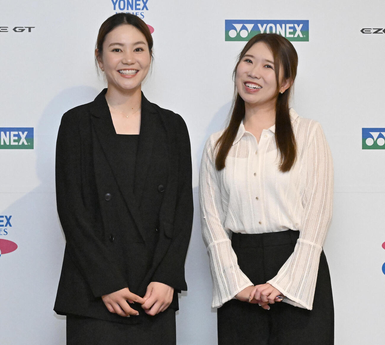 ヨネックスレディス前夜祭にドレスアップして出席した山路晶（左）と内田ことこ（撮影・千葉一成）