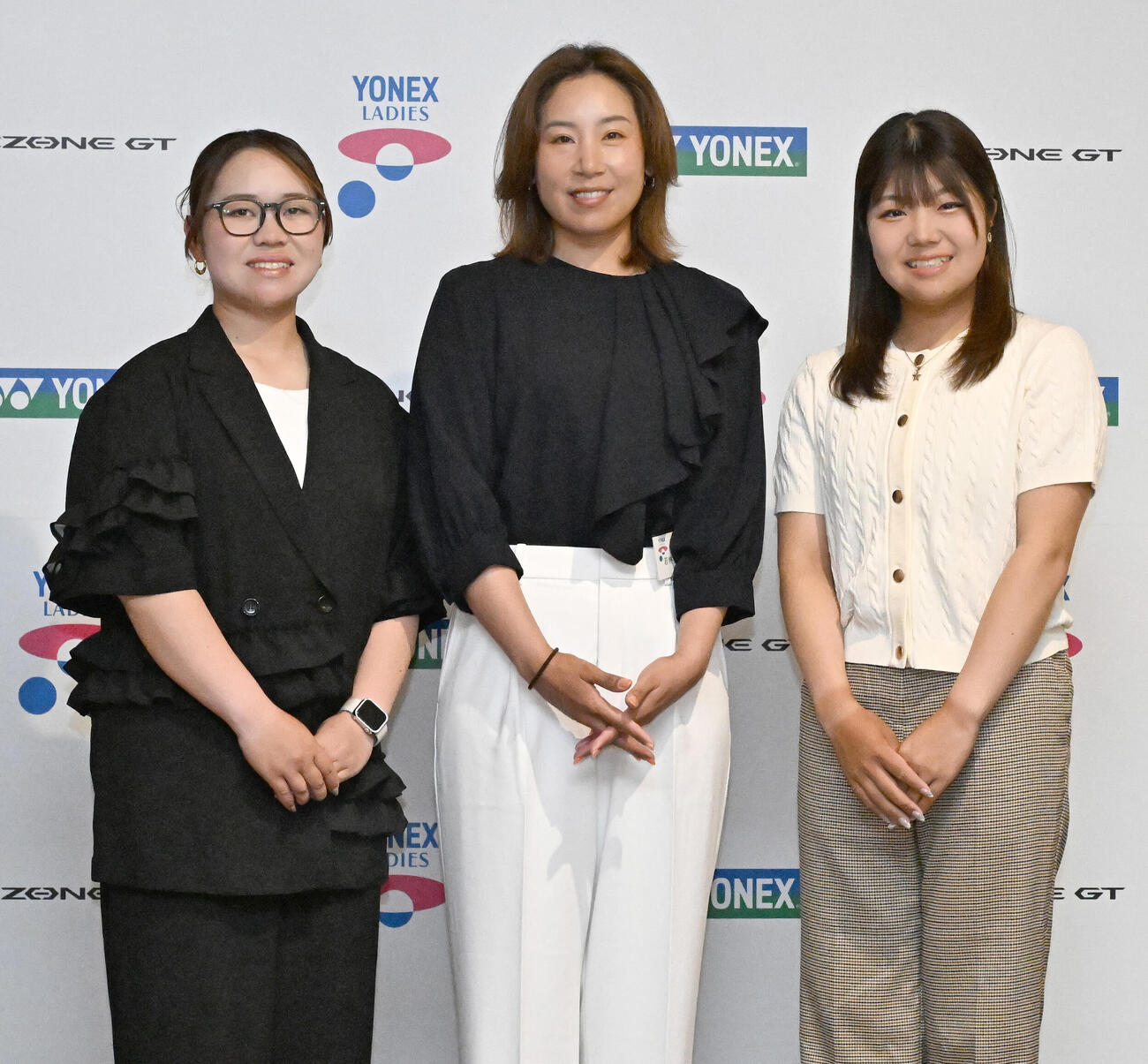 ヨネックスレディス前夜祭にドレスアップして出席した、左から池ヶ谷瑠菜、若林舞衣子、大久保柚季（撮影・千葉一成）