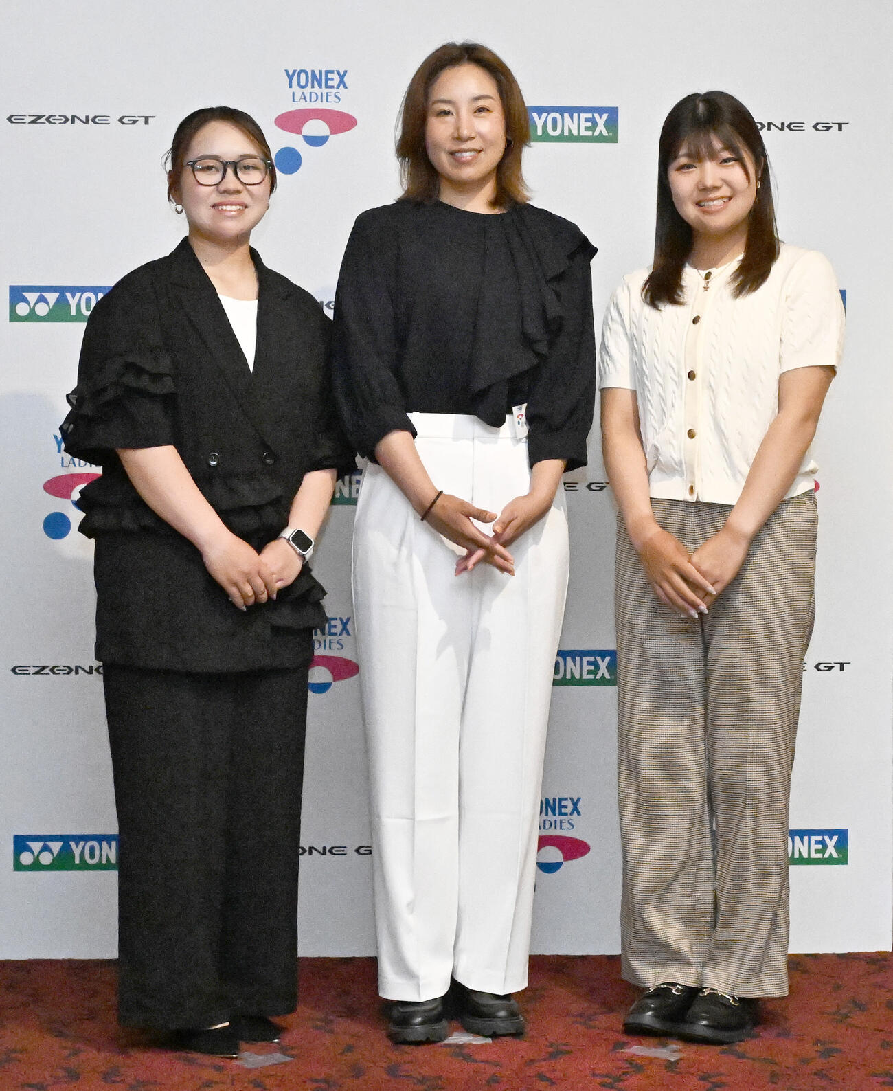 ヨネックスレディス前夜祭にドレスアップして出席した、左から池ヶ谷瑠菜、若林舞衣子、大久保柚季（撮影・千葉一成）