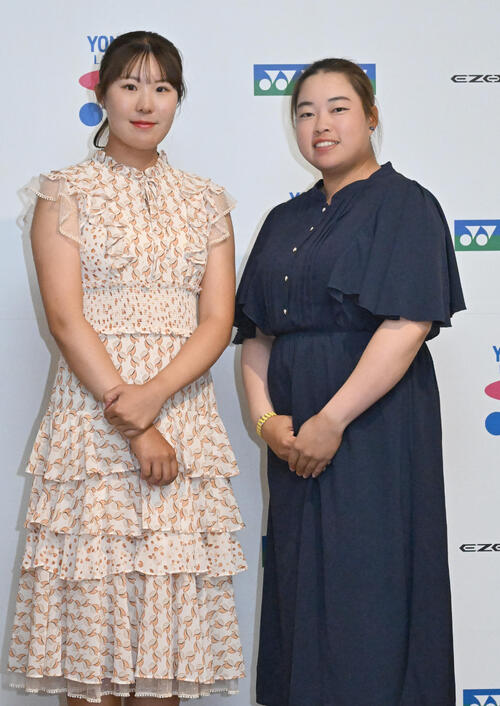 ヨネックスレディス前夜祭にドレスアップして出席した高野愛姫（左）と入谷響（撮影・千葉一成）