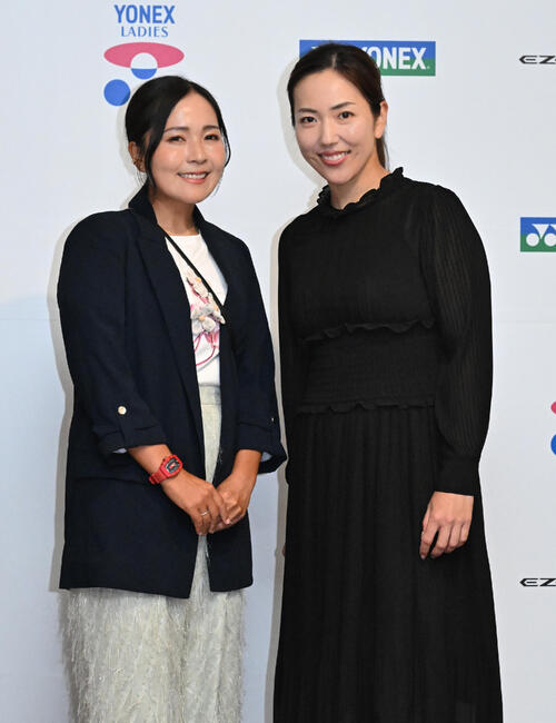 ヨネックスレディス前夜祭にドレスアップして出席した青木瀬令奈（左）と笠りつ子（撮影・千葉一成）