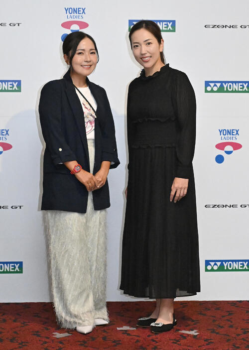 ヨネックスレディス前夜祭にドレスアップして出席した青木瀬令奈（左）と笠りつ子（撮影・千葉一成）