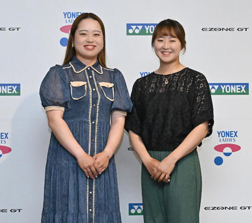 ヨネックスレディス前夜祭にドレスアップして出席した仲村果乃（左）と稲垣那奈子（撮影・千葉一成）