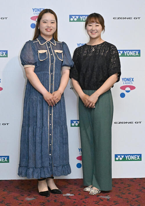 ヨネックスレディス前夜祭にドレスアップして出席した仲村果乃（左）と稲垣那奈子（撮影・千葉一成）