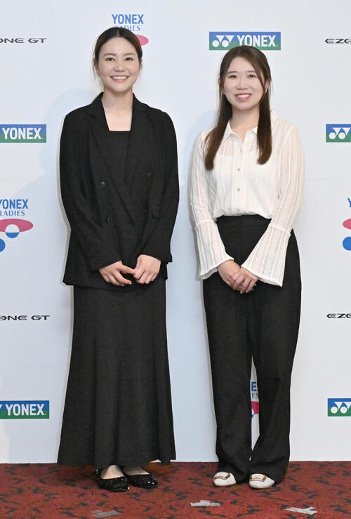 ヨネックスレディス前夜祭にドレスアップして出席した山路晶（左）と内田ことこ（撮影・千葉一成）