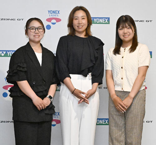 ヨネックスレディス前夜祭にドレスアップして出席した、左から池ヶ谷瑠菜、若林舞衣子、大久保柚季（撮影・千葉一成）