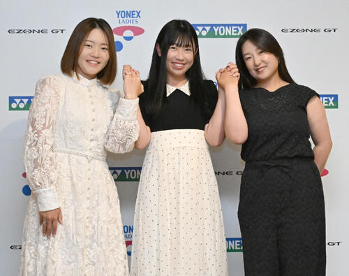 ヨネックスレディス前夜祭にドレスアップして出席した、左から佐藤心結、菅沼菜々、阿部未悠（撮影・千葉一成）