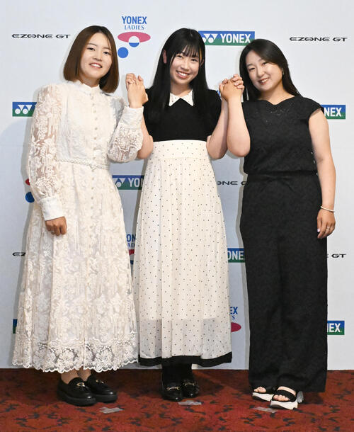 ヨネックスレディス前夜祭にドレスアップして出席した、左から佐藤心結、菅沼菜々、阿部未悠（撮影・千葉一成）