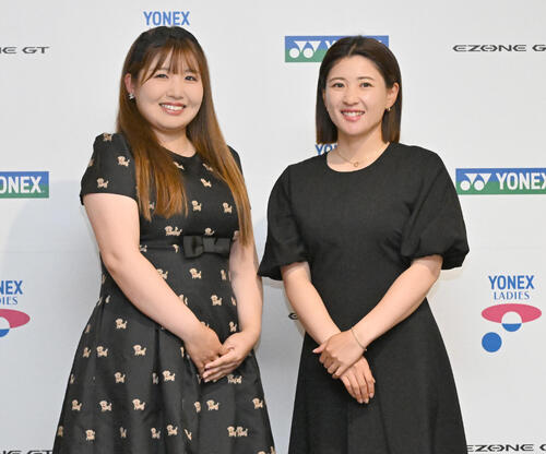 ヨネックスレディス前夜祭にドレスアップして出席した小林光希（左）と永井花奈（撮影・千葉一成）