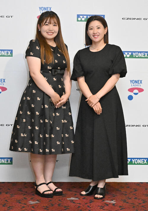 ヨネックスレディス前夜祭にドレスアップして出席した小林光希（左）と永井花奈（撮影・千葉一成）