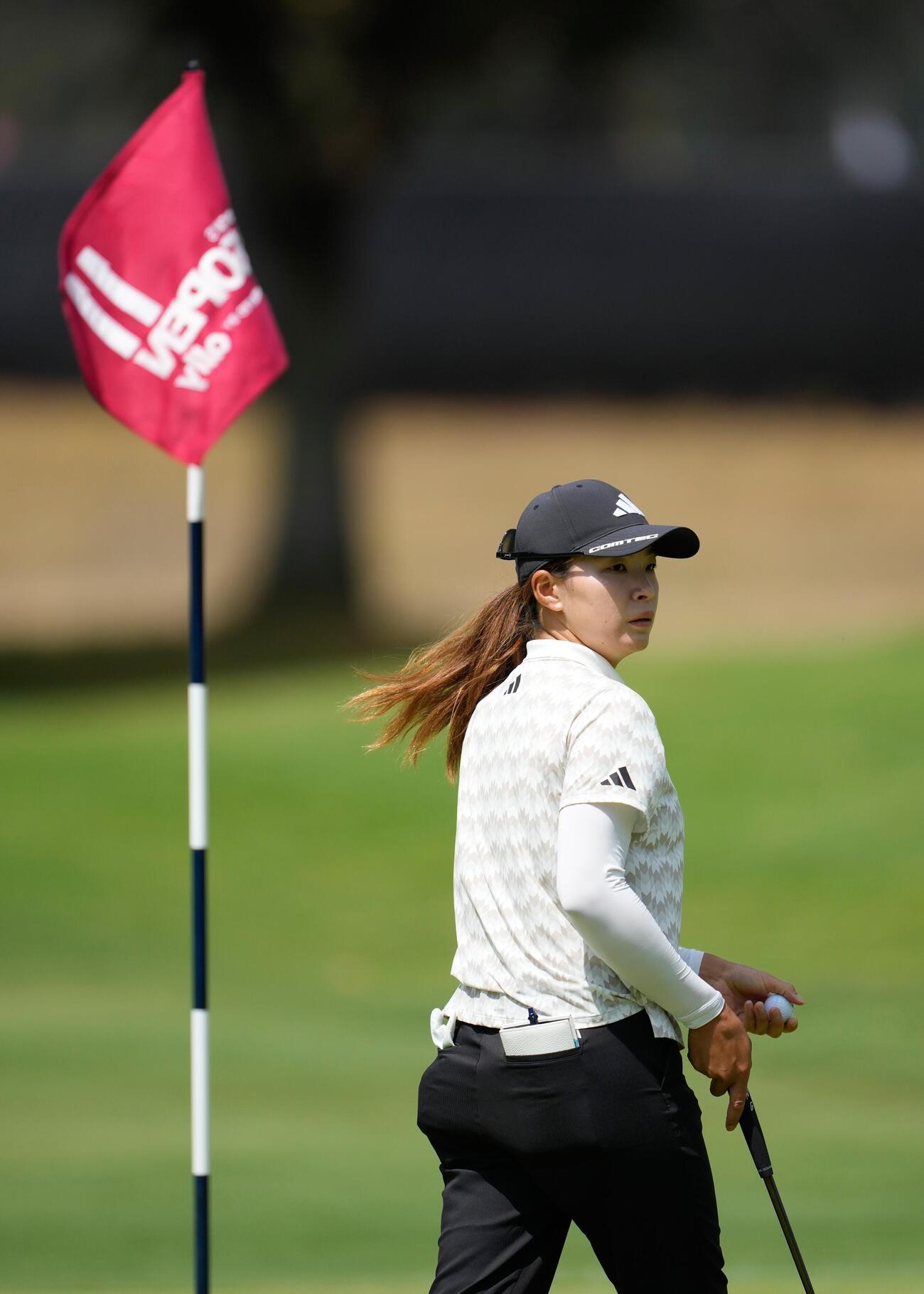 全米女子オープン練習ラウンドで11番グリーンを歩く、渋野日向子（AP）