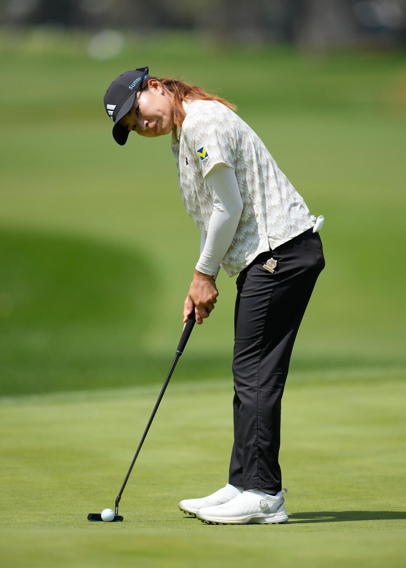 全米女子オープン11番グリーンでパット練習する渋野日向子（AP）