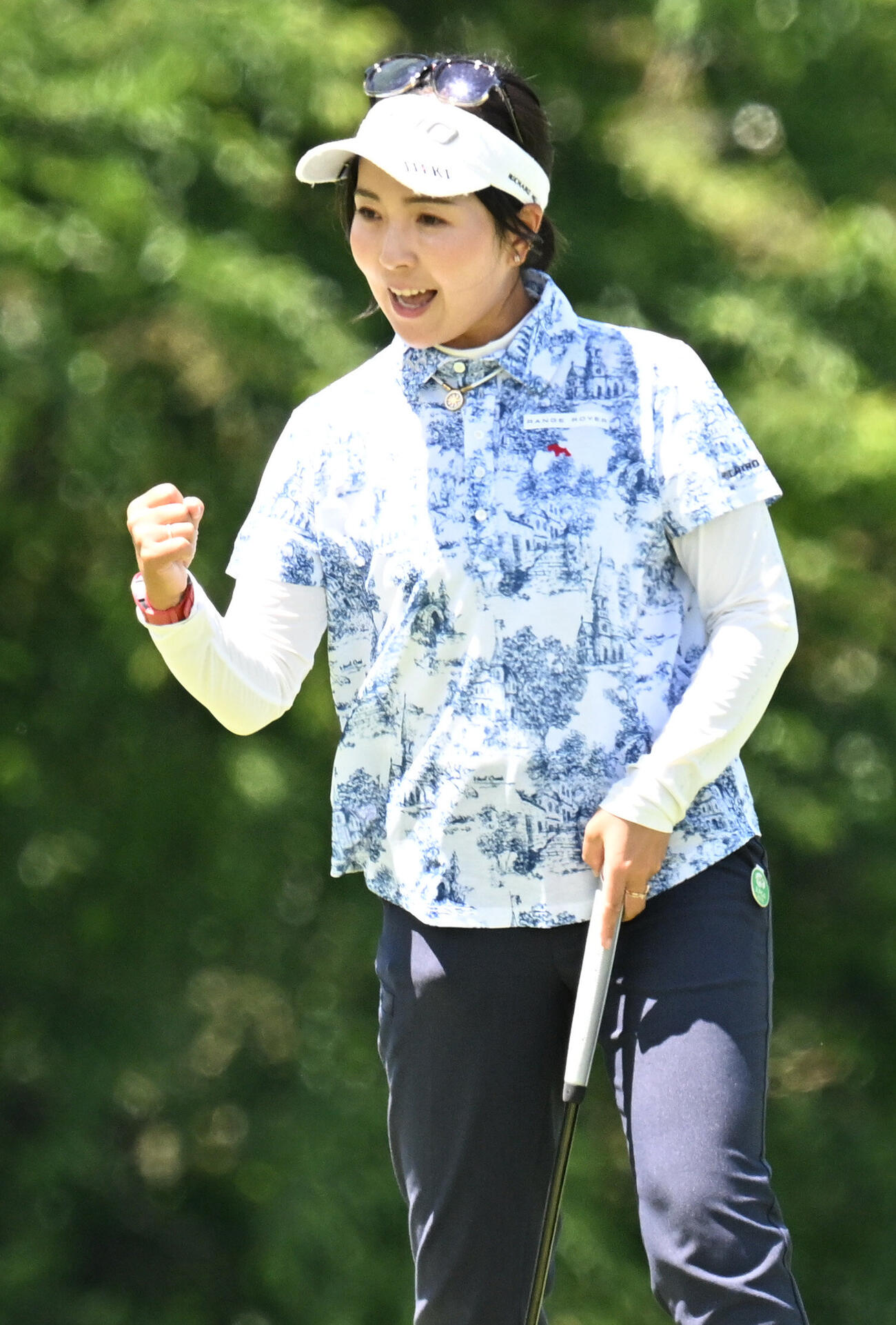 プロアマ戦の18番でバーディーを決めガッツポーズする青木瀬令奈（撮影・千葉一成）