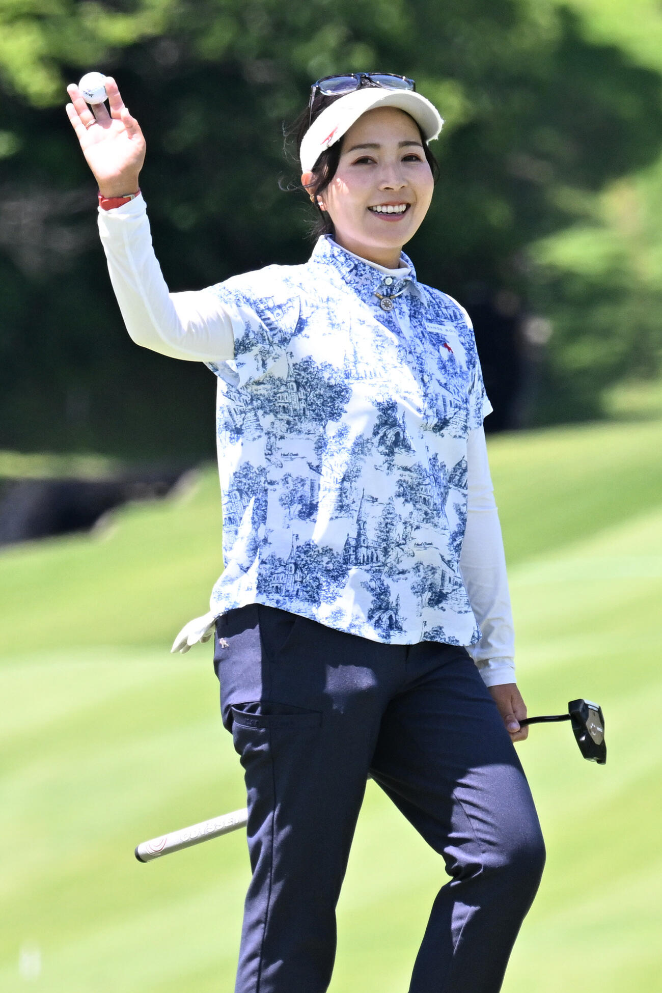 プロアマ戦の18番でバーディーを決め喜ぶ青木瀬令奈（撮影・千葉一成）