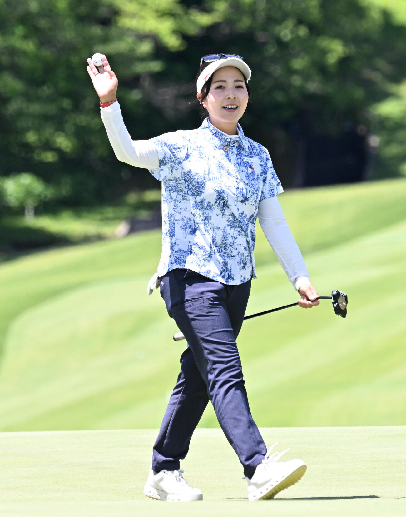 プロアマ戦の18番でバーディーを決め喜ぶ青木瀬令奈（撮影・千葉一成）