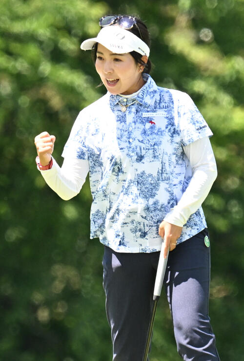 プロアマ戦の18番でバーディーを決めガッツポーズする青木瀬令奈（撮影・千葉一成）