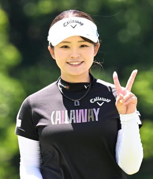 プロアマ戦でカメラに向かってVサインする政田夢乃（撮影・千葉一成）