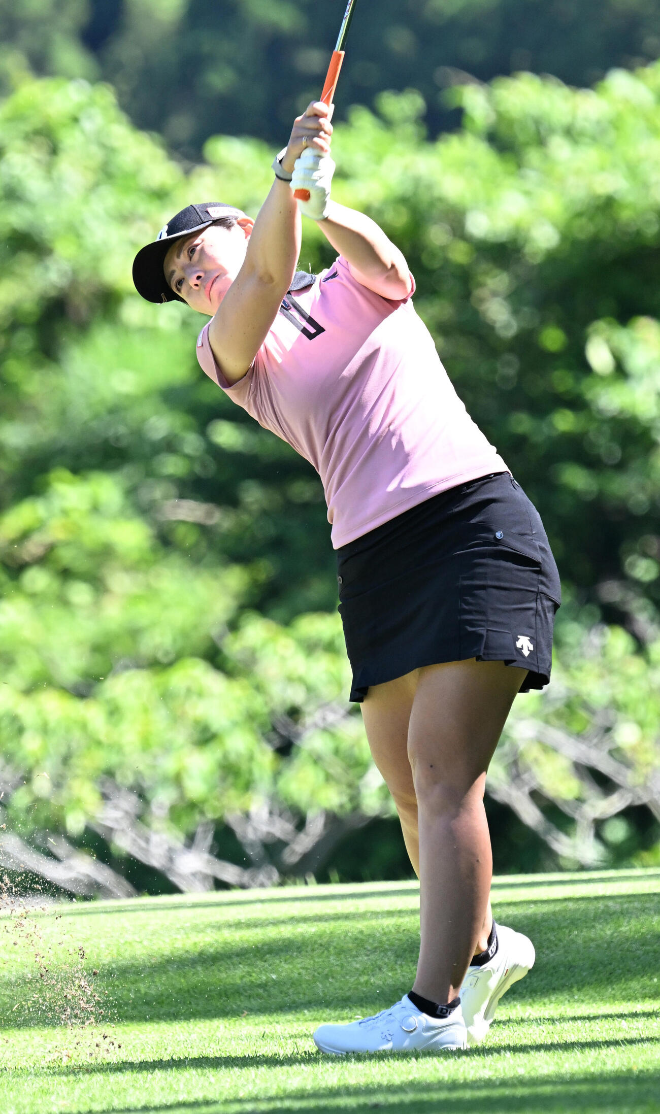 第1日、3番でティーショット放つ渡辺彩香（撮影・千葉一成）