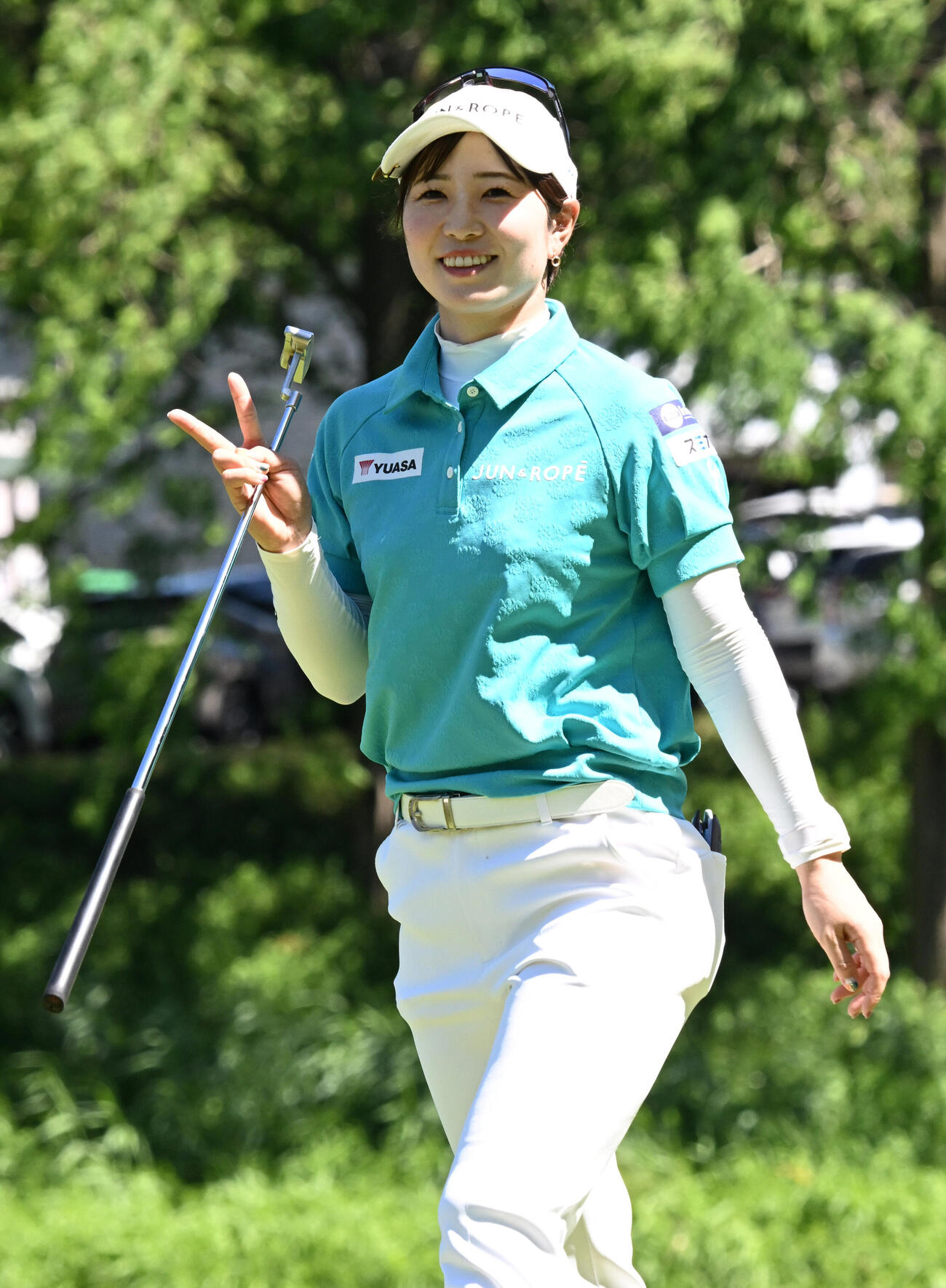 第1日、3番でティーショット放ちVサインで移動する蛭田みな美（撮影・千葉一成）