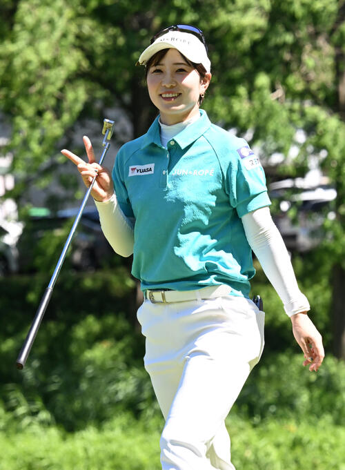 第1日、3番でティーショット放ちVサインで移動する蛭田みな美（撮影・千葉一成）