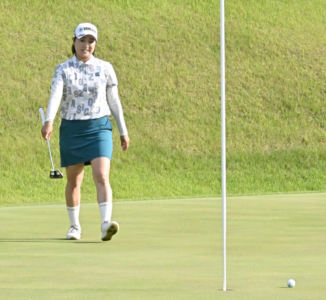 第1日、18番でバーディーパットを外し悔しがる高木優奈（撮影・千葉一成）