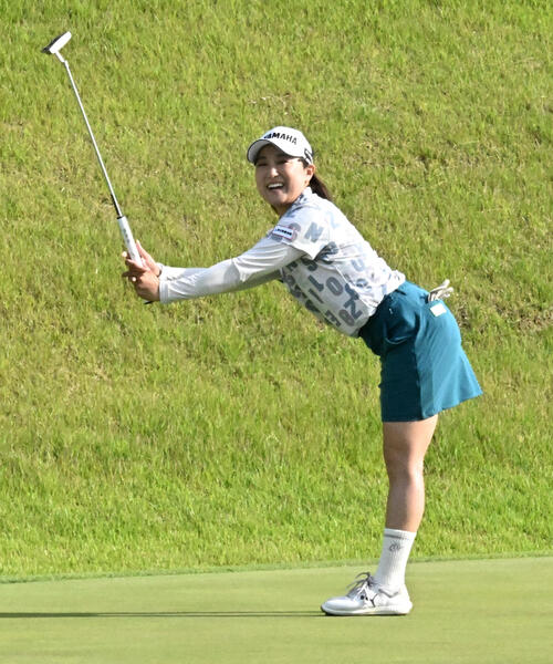 第1日、18番でバーディーパットを外し悔しがる高木優奈（撮影・千葉一成）