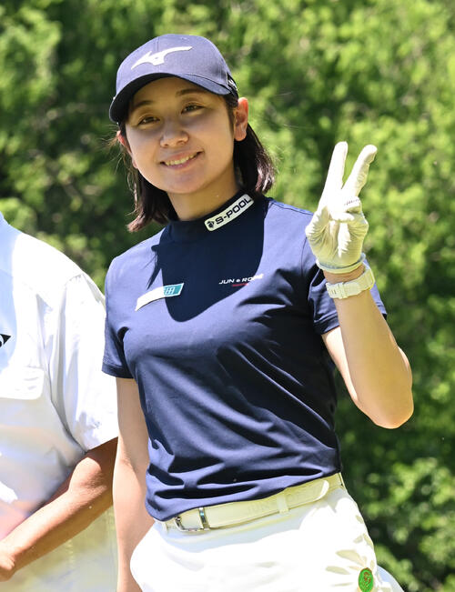 第1日、3番でティーショットを放ちピースサインで移動する西沢歩未（撮影・千葉一成）