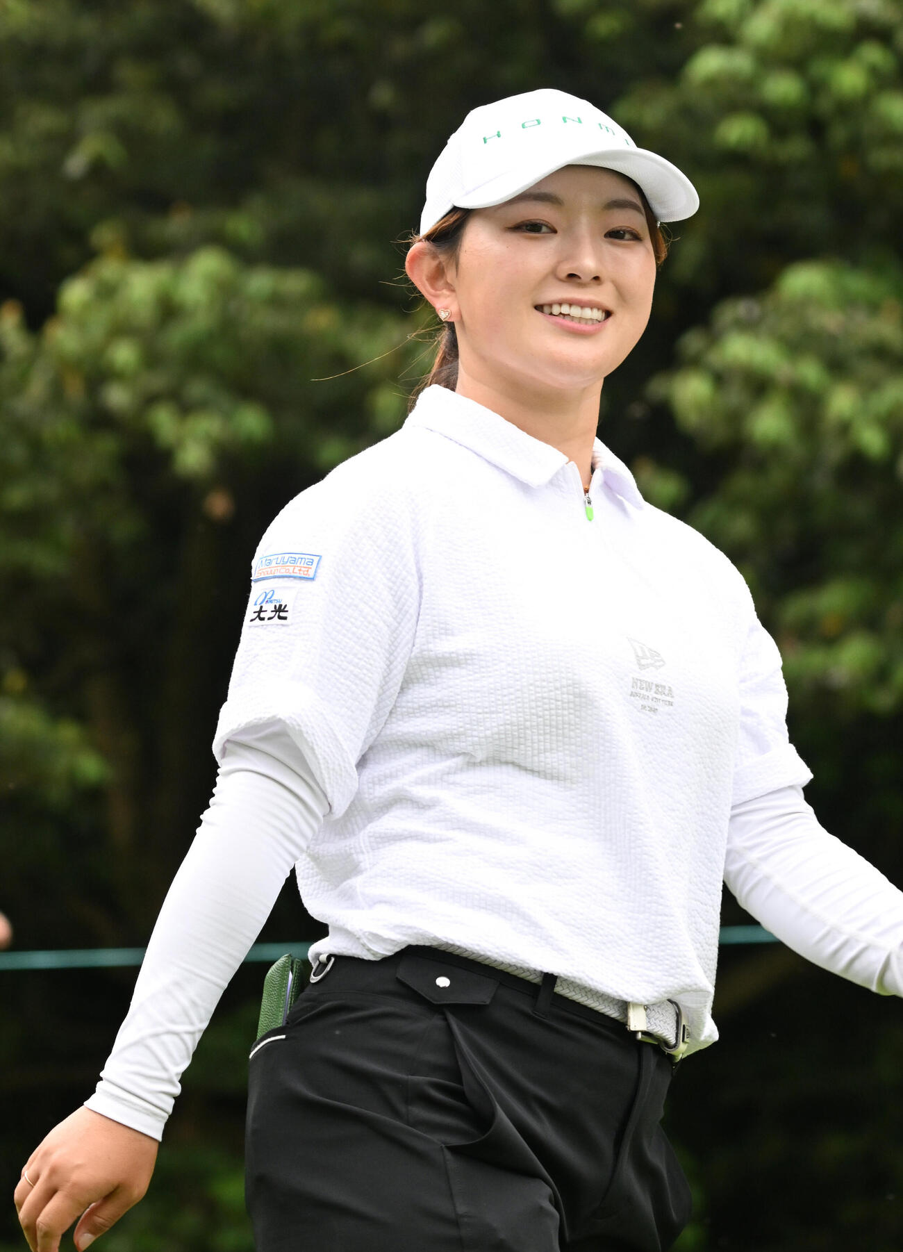 第2日、4番でティーショットを放ち笑顔を見せながら移動する吉川桃（撮影・千葉一成）
