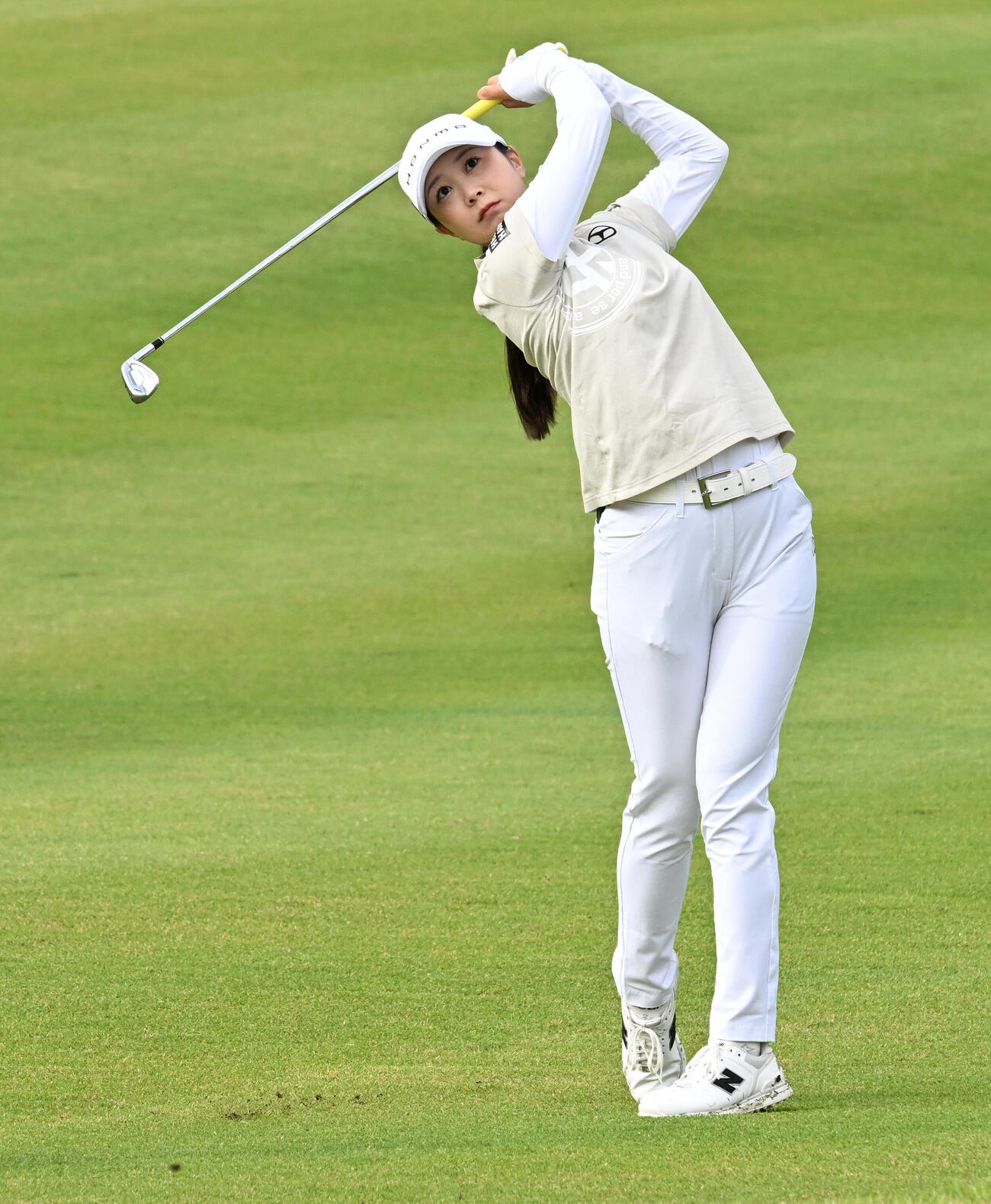 第2日、1番でショットを放つ金沢志奈（撮影・千葉一成）