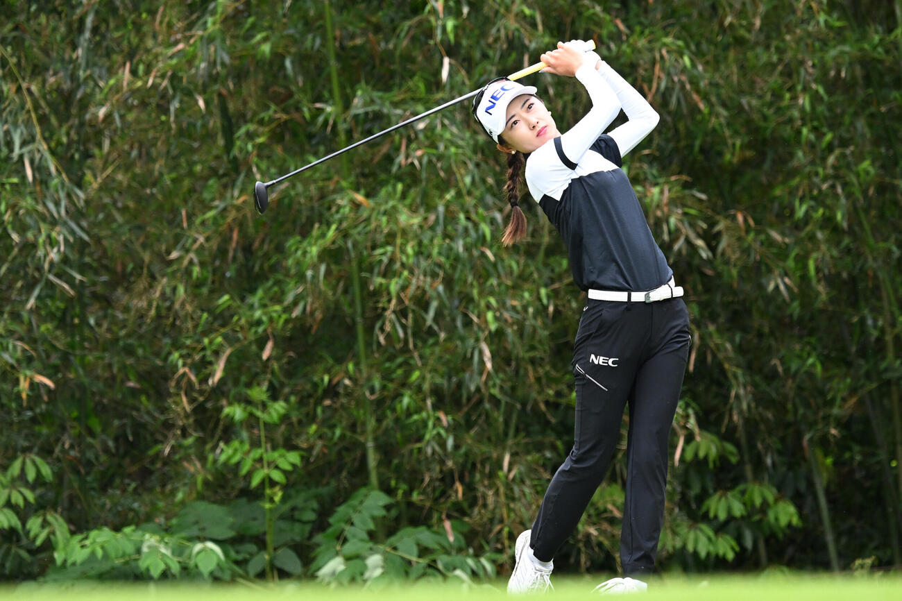 第2日、4番でティーショットを放つ安田祐香（撮影・千葉一成）