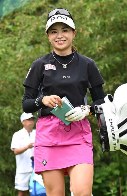 第2日、4番でティーショットを放ち笑顔を見せながら移動する藤田かれん（撮影・千葉一成）