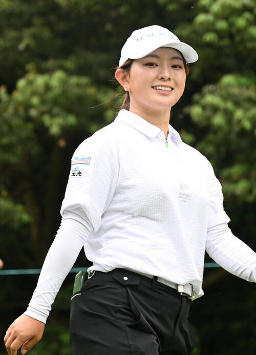 第2日、4番でティーショットを放ち笑顔を見せながら移動する吉川桃（撮影・千葉一成）