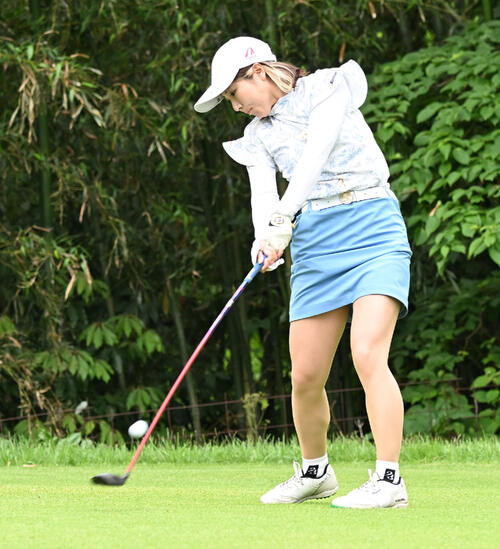 第2日、4番でティーショットを放つ小野ひろむ（撮影・千葉一成）