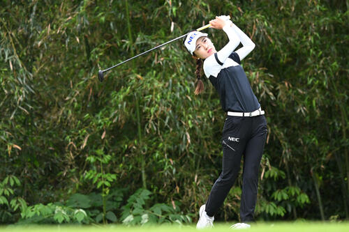 完売レア⭐︎TMGゴルフ配色スリットスカートsize1美品 golf 写真特集】藤田かれんは黒いウエア＆ピンクのミニスカに身を包み笑顔