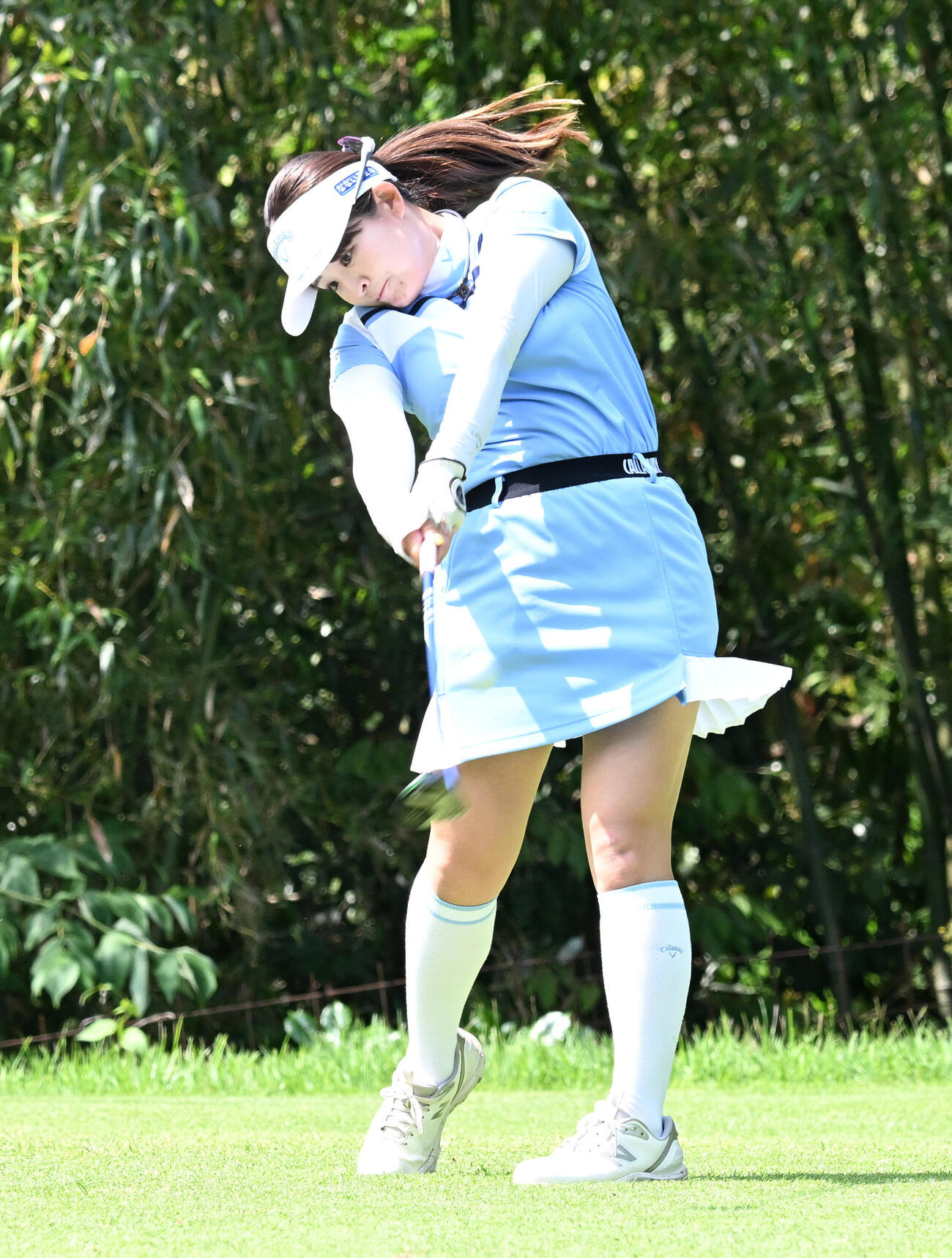 第2日、4番でティーショットを放つ政田夢乃（撮影・千葉一成）