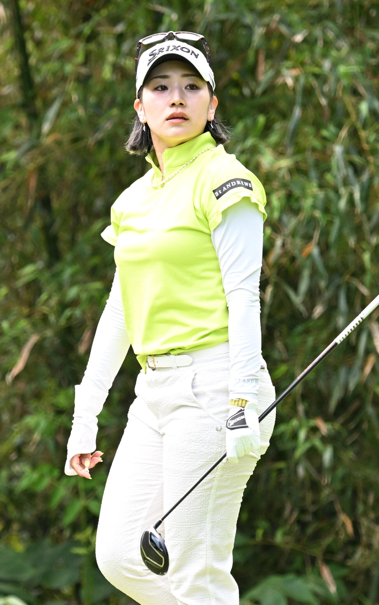 第2日、4番でティーショットを放ち打球の行方を見る安田彩乃（撮影・千葉一成）