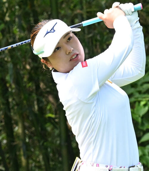 第2日、4番でティーショットを放つ仲村果乃（撮影・千葉一成）
